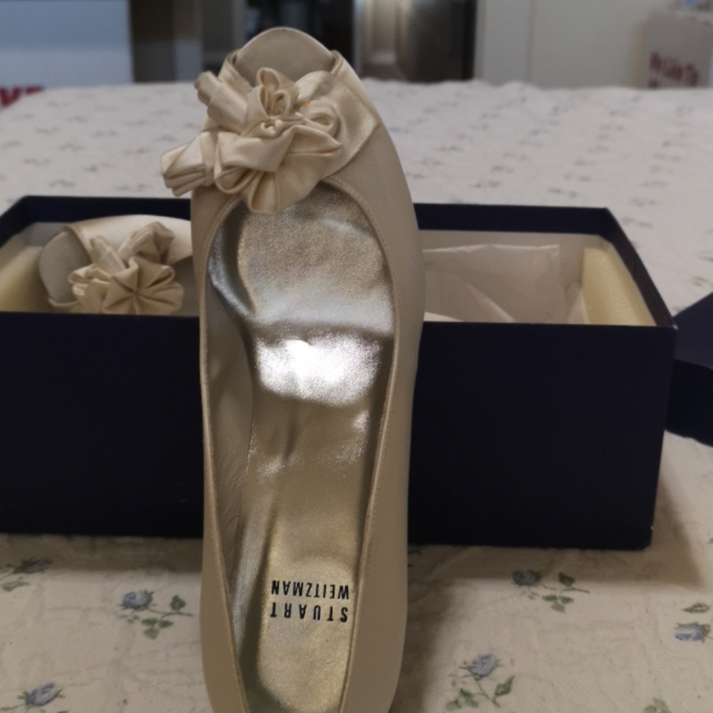 Stuart weitzman shoes ivory Satin